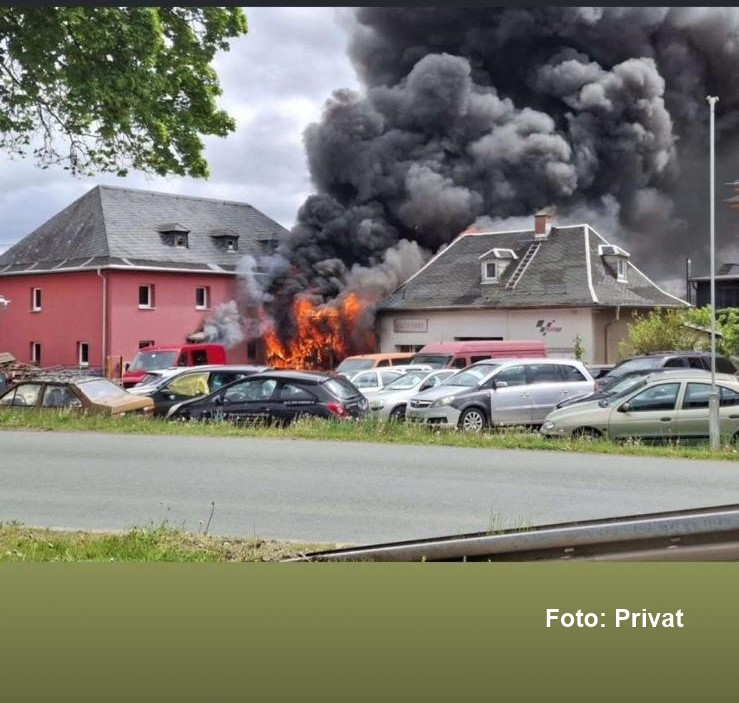 Einsatzfoto Brand Werkstatt und Wohngebäude